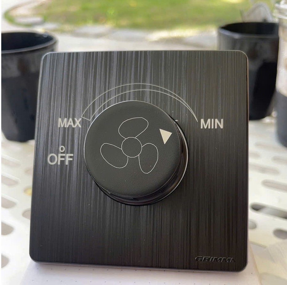 Grimma _ Công tắc dimmer điều khiển quạt (chiết áp quạt) mặt nhựa vân xước màu đen